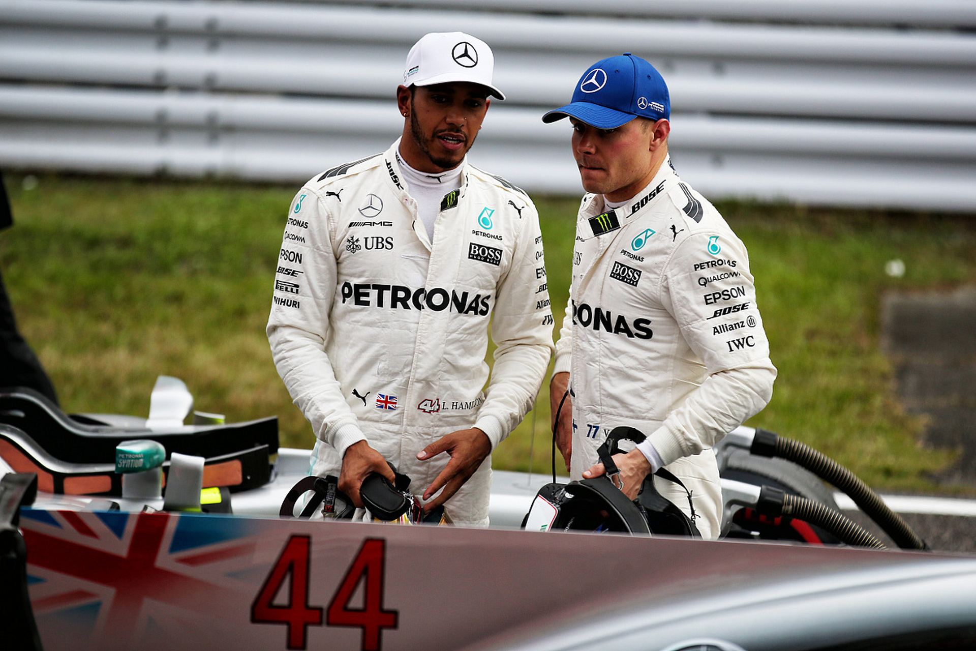 关于梅赛德斯险胜雷诺车队，汉密尔顿统治全场的信息