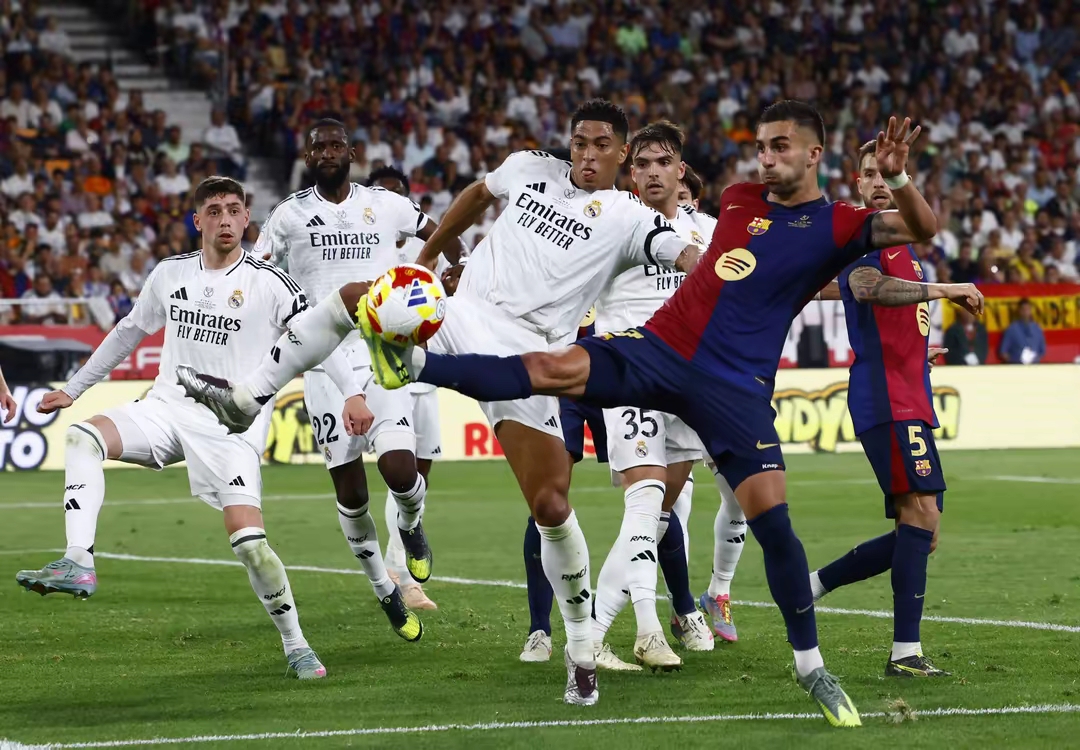 梅西神勇无敌，巴萨豪取欧冠八强席位