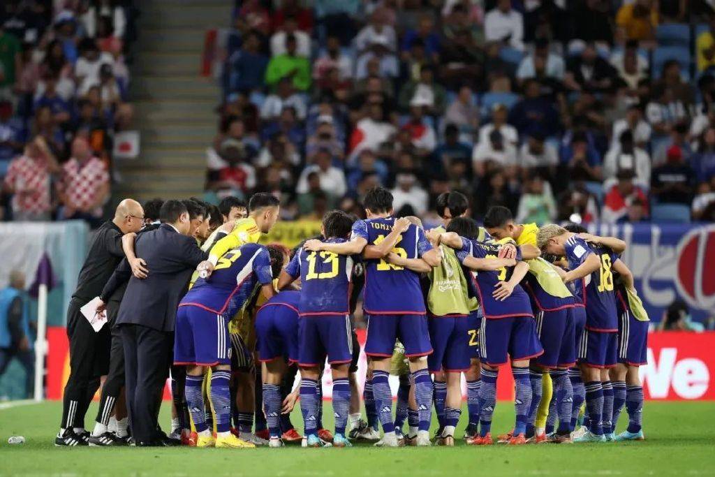 日本中场球员在比赛中表现优异 日本中场球员在比赛中表现优异