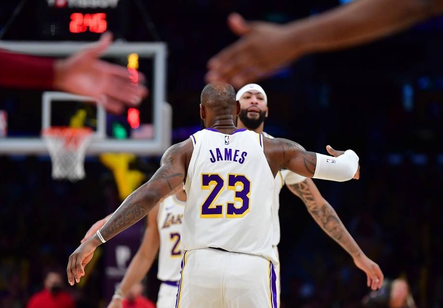 湖人队坚持团队篮球取得胜利