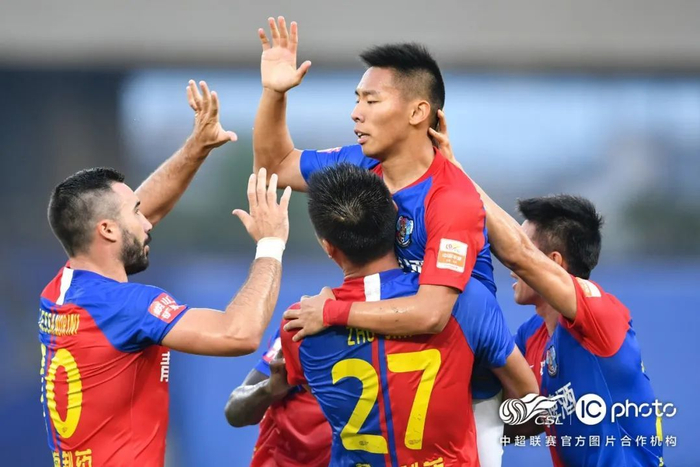 包含黄海克服困难：青岛黄海战胜天津泰达，积分榜有所回升的词条