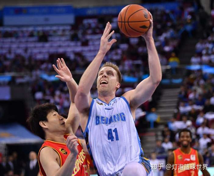 包含索伯车队鏖战红牛二队，汉密尔顿状态火热的词条