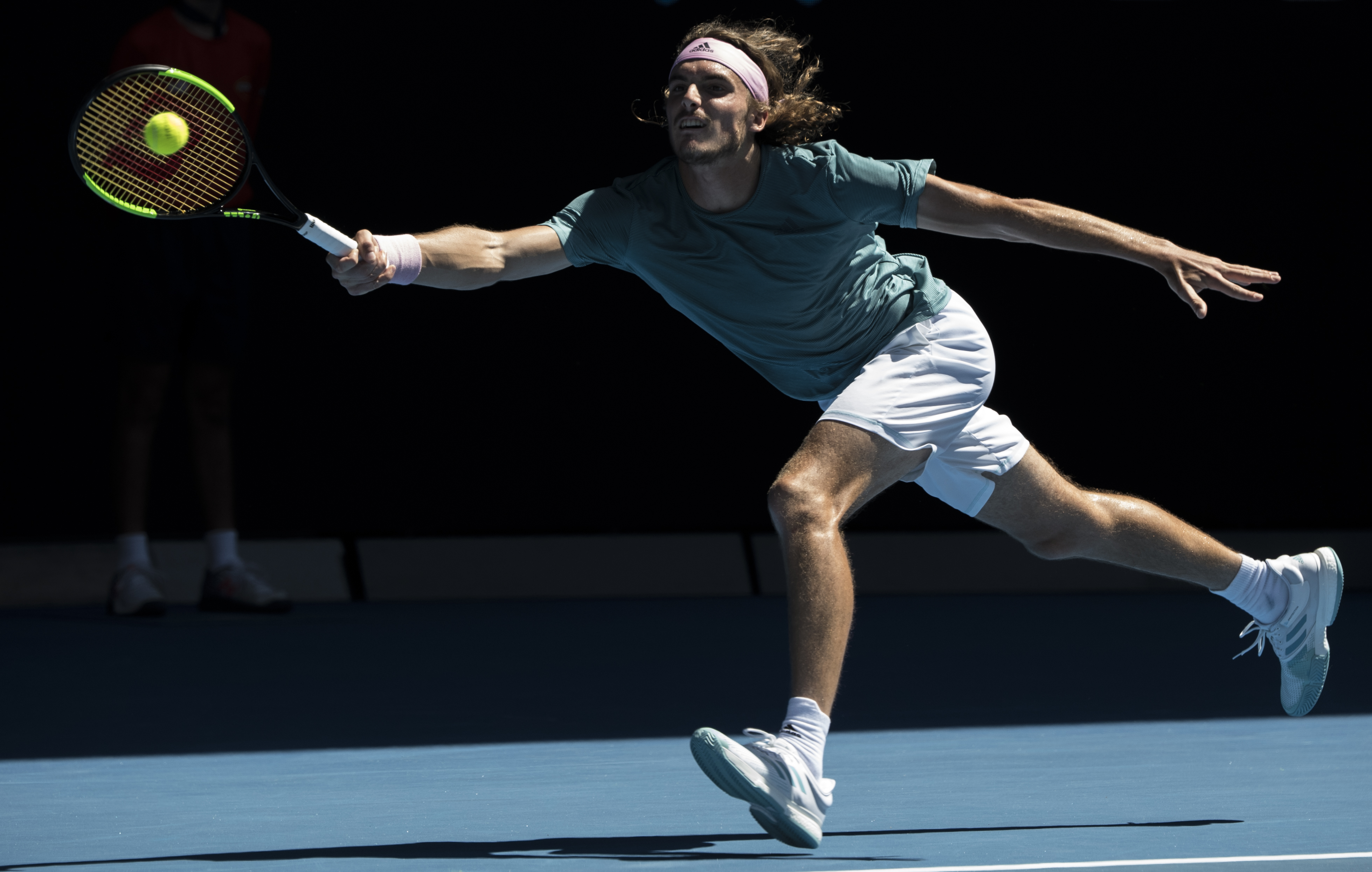 包含英国网球队横扫澳大利亚网球队，西西帕斯惊艳世界的词条