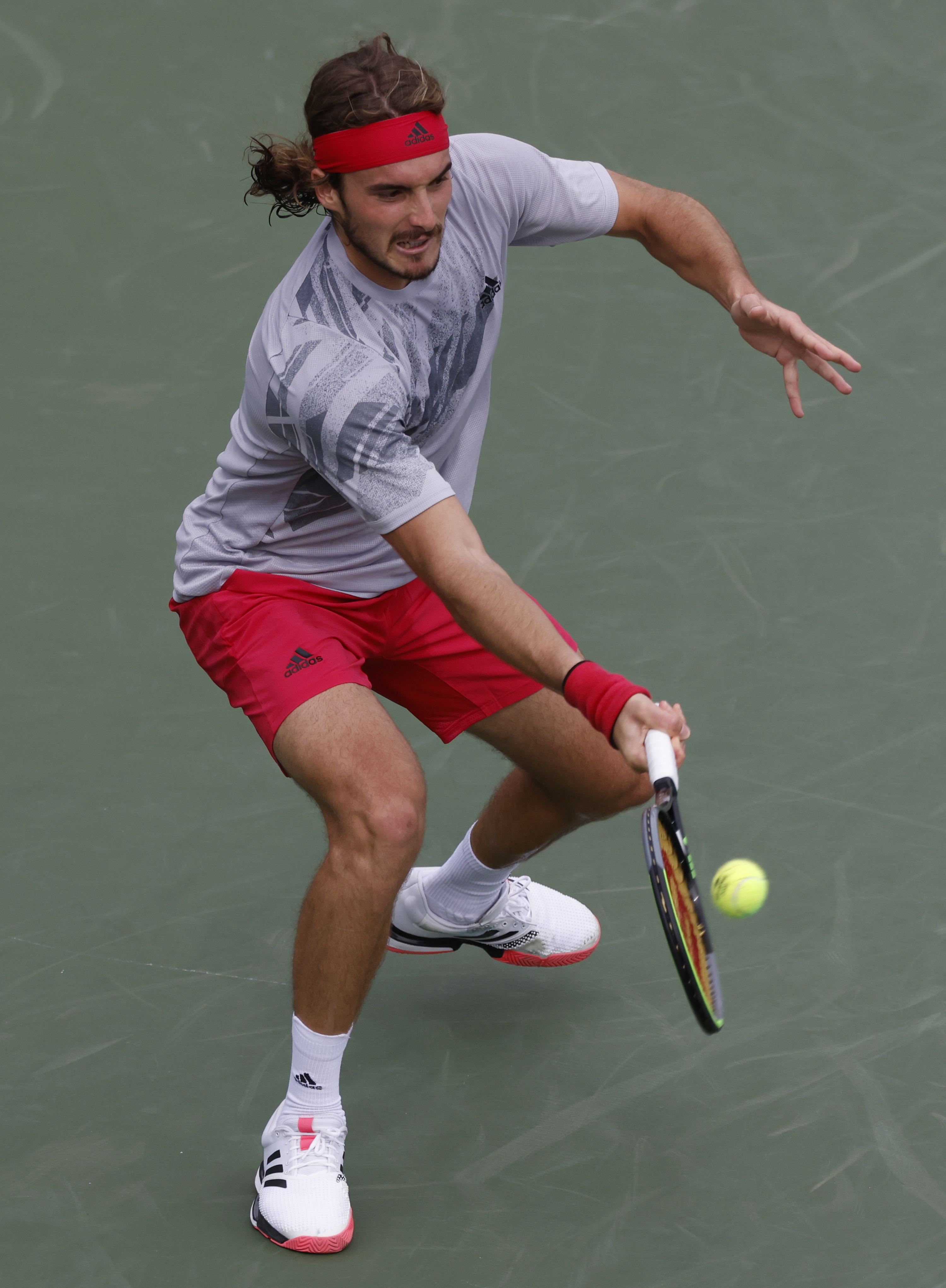 包含英国网球队横扫澳大利亚网球队，西西帕斯惊艳世界的词条