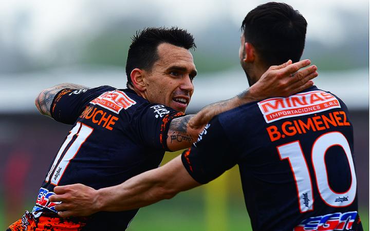 南美联赛乌龙球引发争议，裁判遭到质疑